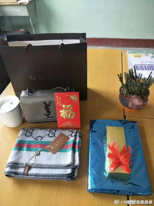 节日公司不送礼品，节日公司不送礼品怎么办，我老公不管什么节日，他从来不问候或者送礼物什什么的，这样是不是他不爱我呢？